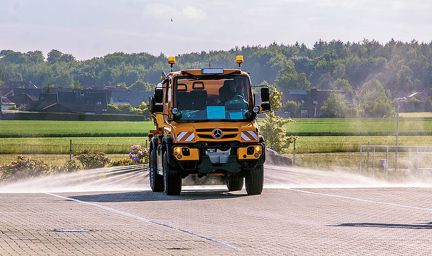Ausgestattet mit der Dammann-Technik, realisiert der Unimog U 530 eine Arbeitsgeschwindigkeit von bis zu 50 km/h.