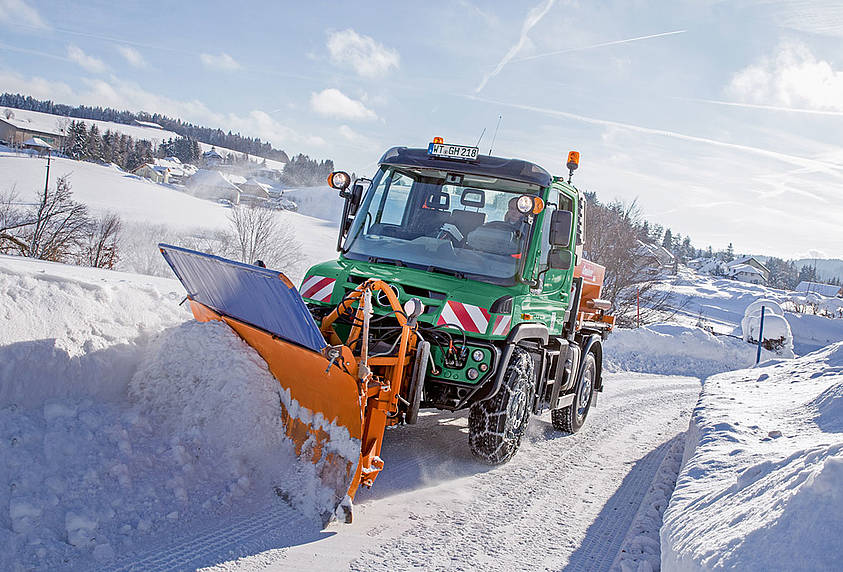 Efficient deployments, even in the cold months of the year: Unimog keeps the roads free in winter.