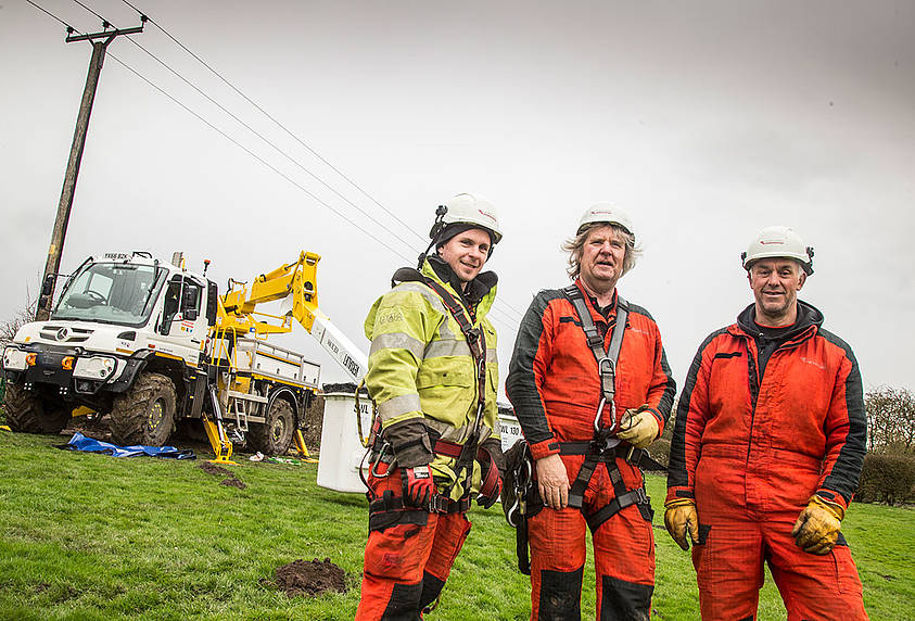 Northern Powergrid’s hot glove teams work on live electricity lines and are now supported by an Unimog U 530.